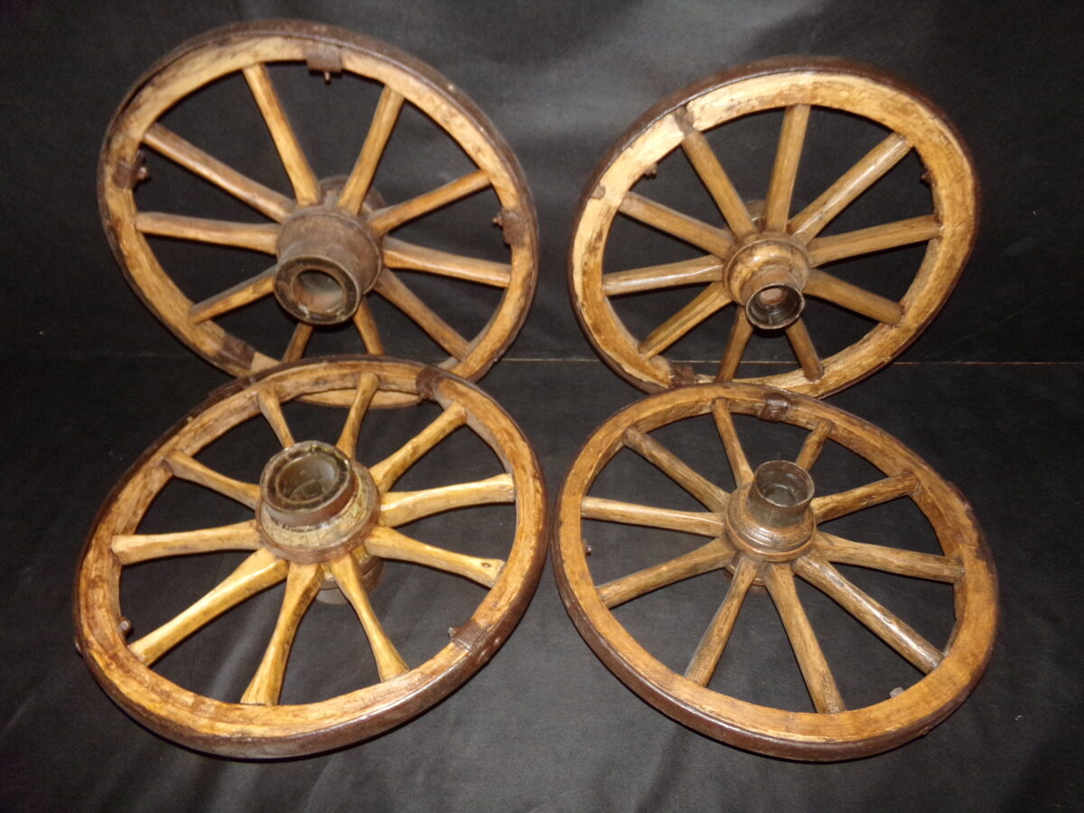 Комплект из четырех колес диаметром 60 см.