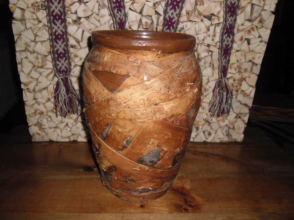№3. Глиняный горшок с обмоткой из березовой коры и ткани.
