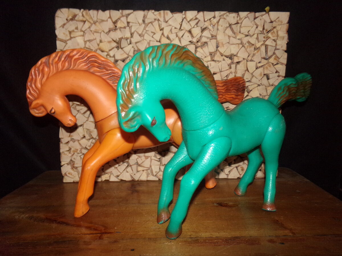 №2. Divi plastmasas zirgi. PSRS. 