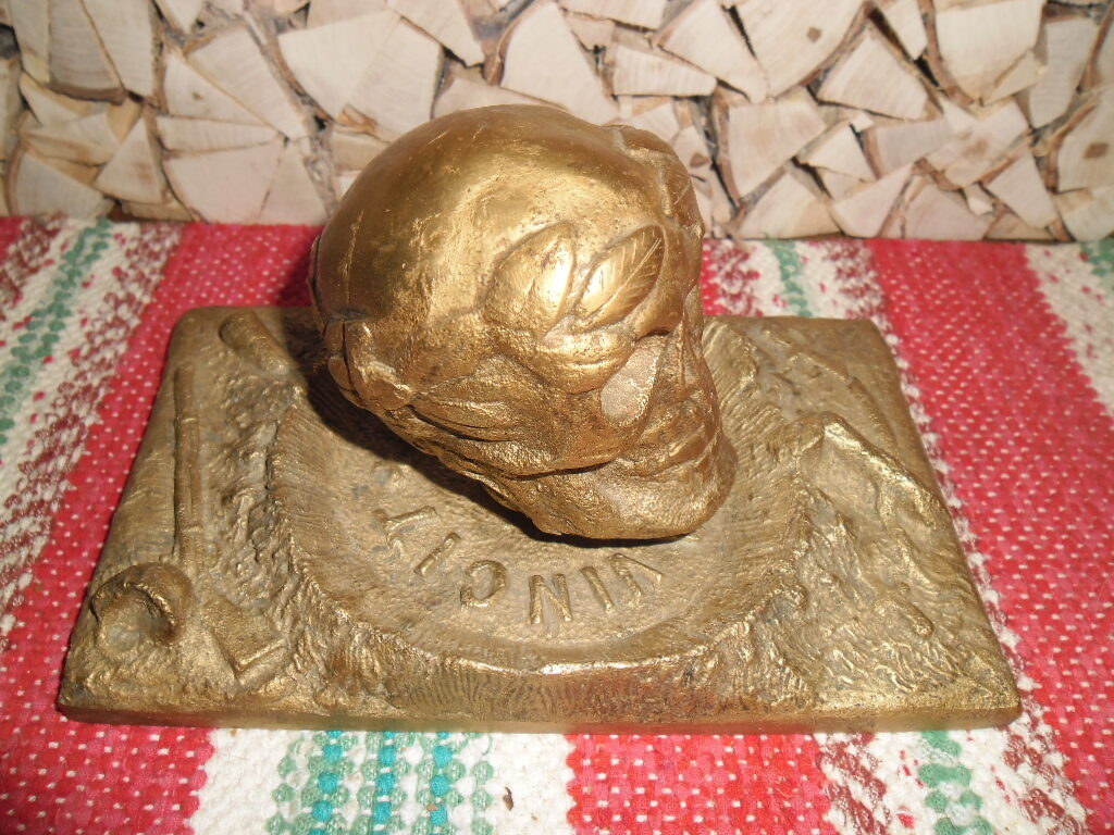 Старинное бронзовое пресс-папье в виде черепа. Начало 20 века.