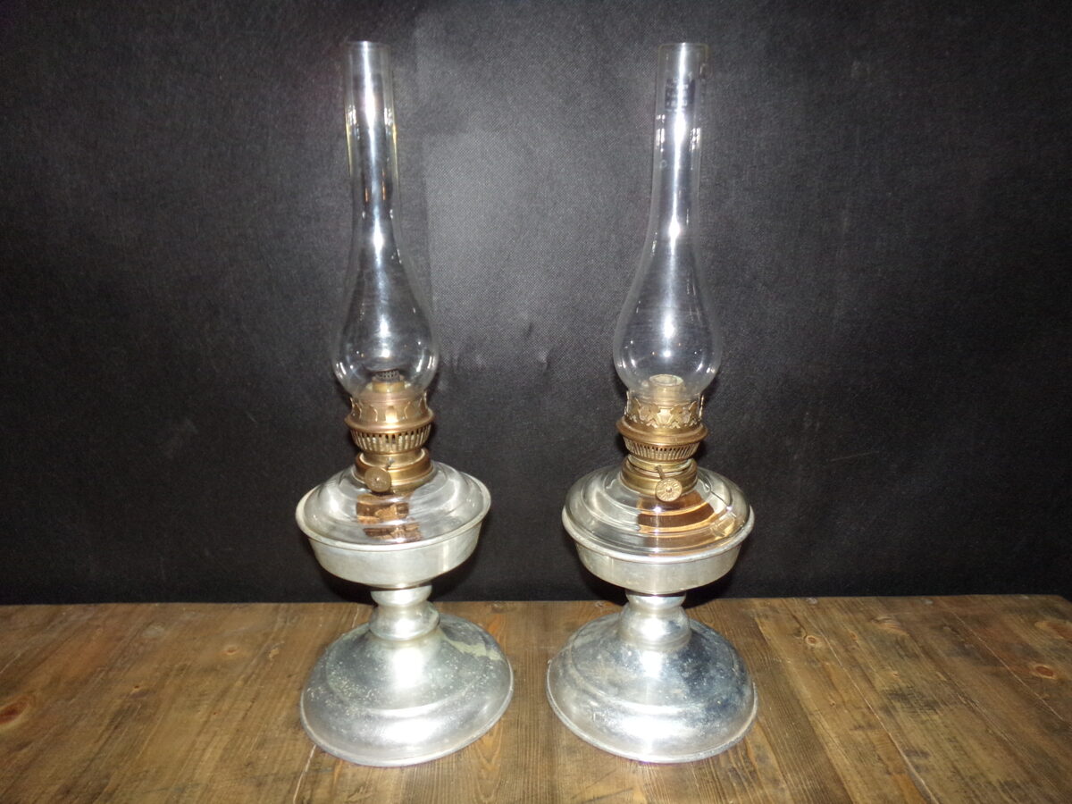 Divas " Kvēle" petrolejas lampas