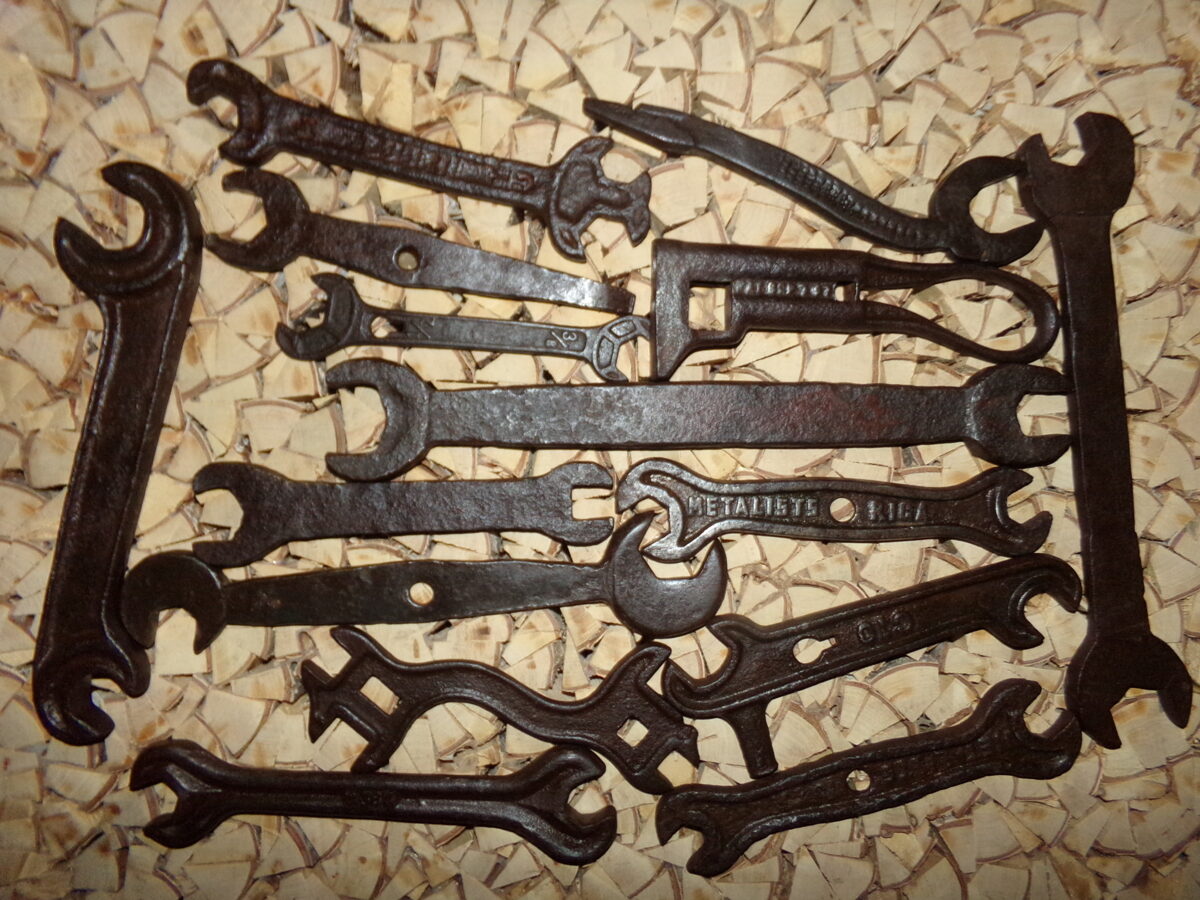 Старинные гаечные ключи.