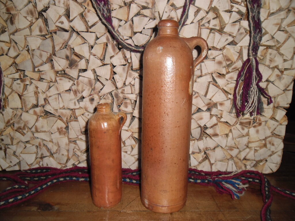 Глиняные бутылки из под рижского бальзама. Начало 20 века.
