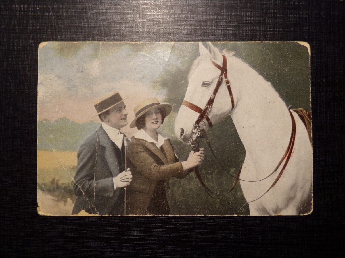 №148. Пара в шляпах и белая лошадь. Открытка прошедшая почту в Латвии в 1921 году.