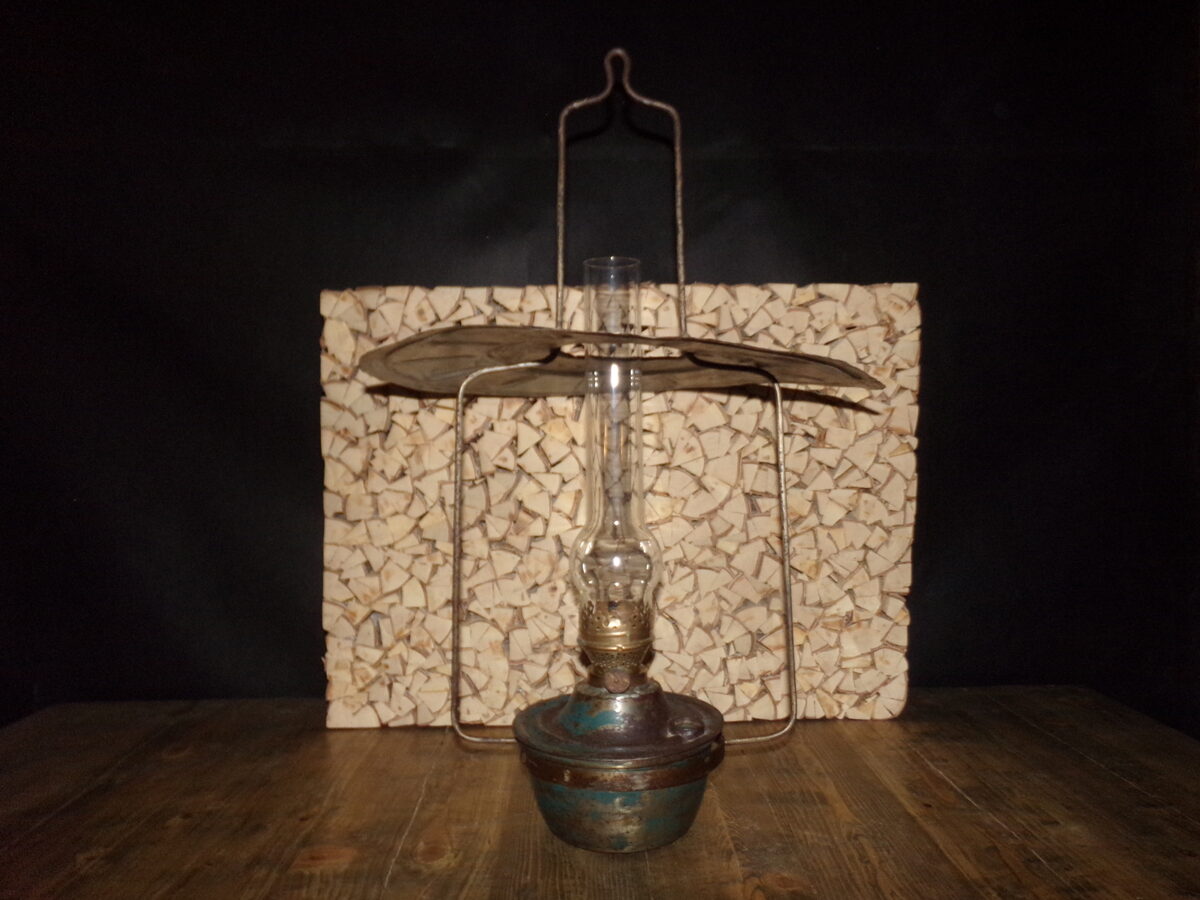 №17. Karināma petrolejas lampa ar abažūru