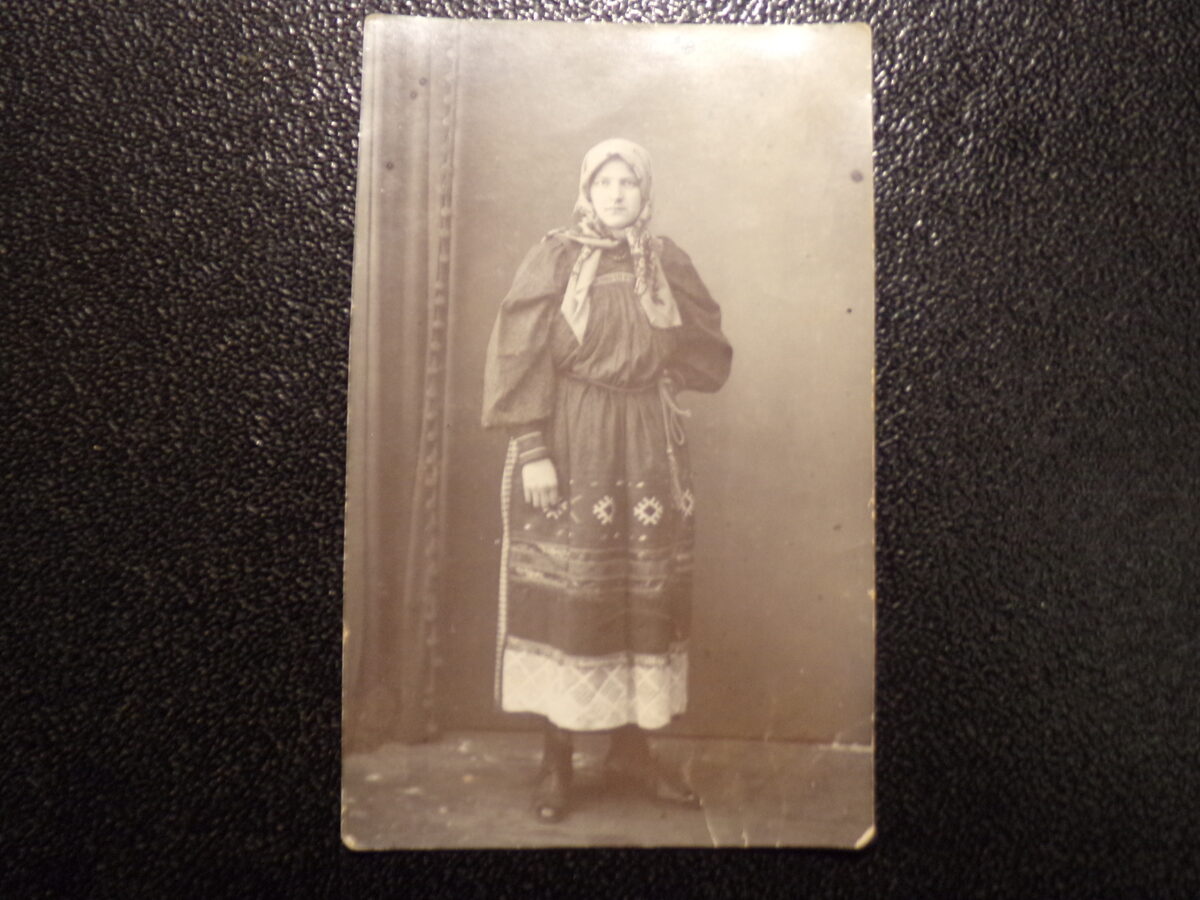 №46. Фото открытка. 1916 год. Россия. Девушка в национальной одежде. Надпись на латышском языке.