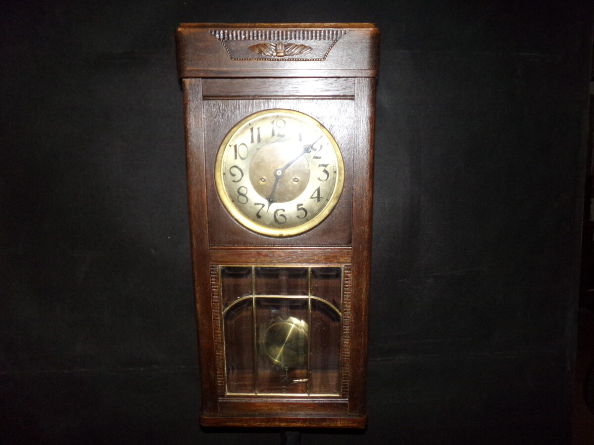 Sienas pulkstenis " Gustav Beker". 20. gs sākums.