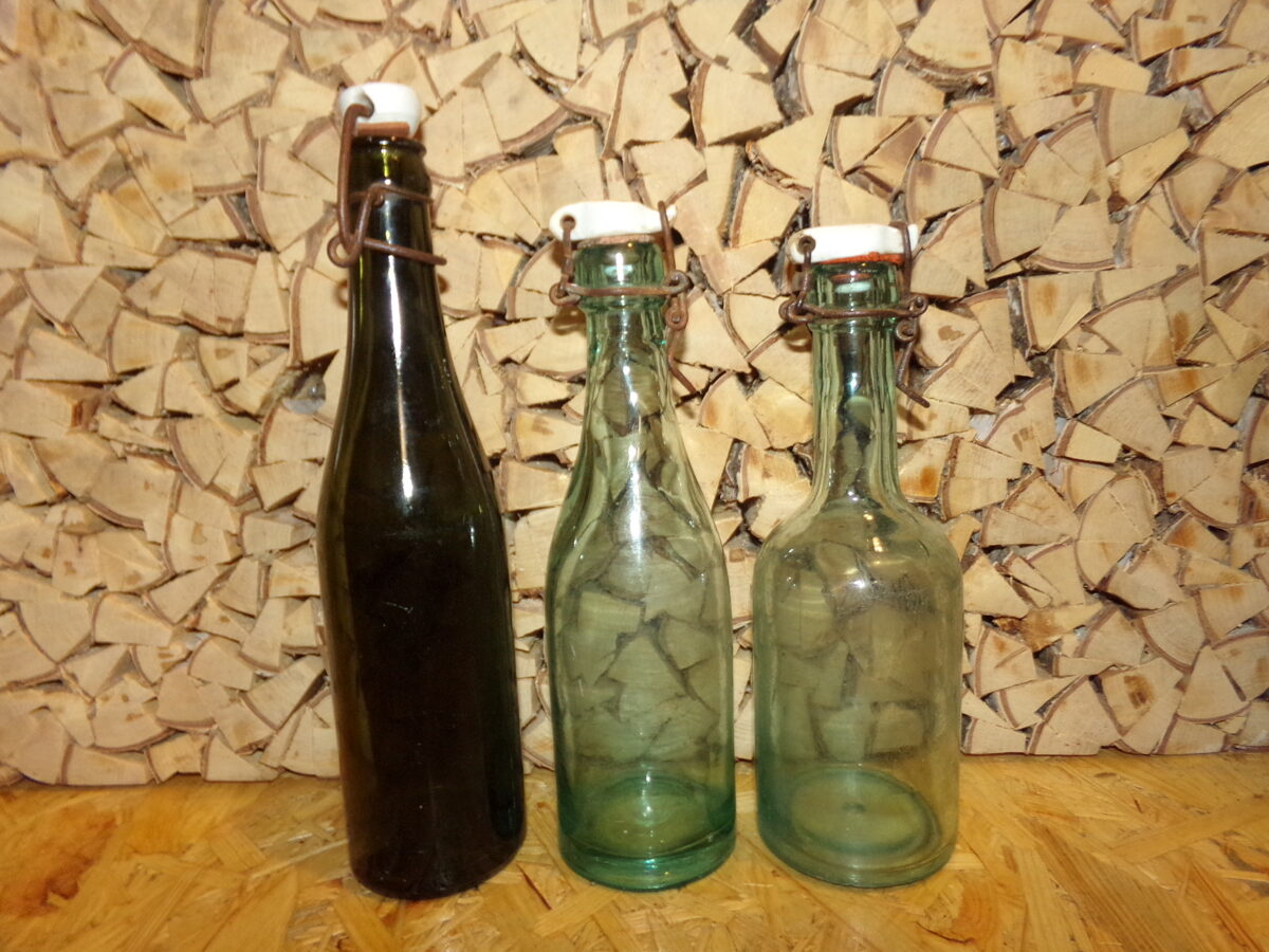 Три стеклянные бутылки с пробками. Латвия. Начало 20 века.