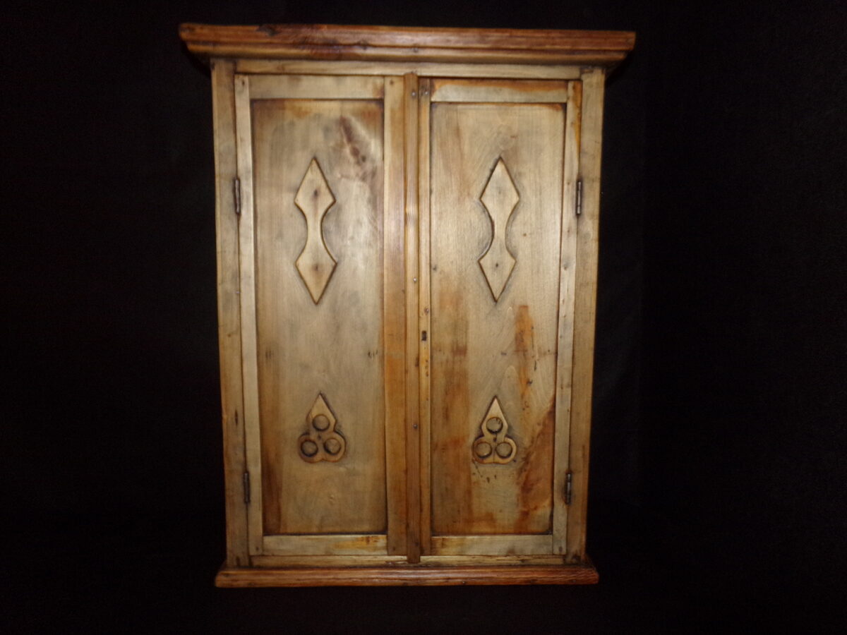  №28. Настенный шкафчик с двумя дверцами. Восточная Латвия. Начало 20 века.