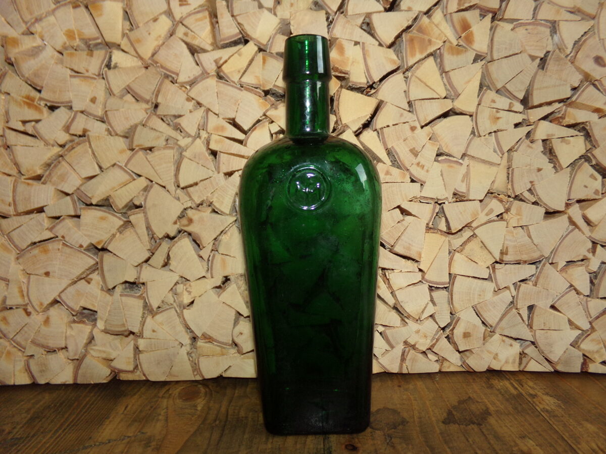 Зеленая бутылка с орлом.