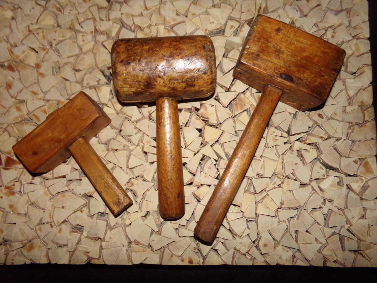 Три деревянных молотка.