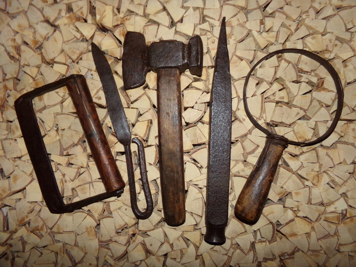 Пять старинных инструментов.