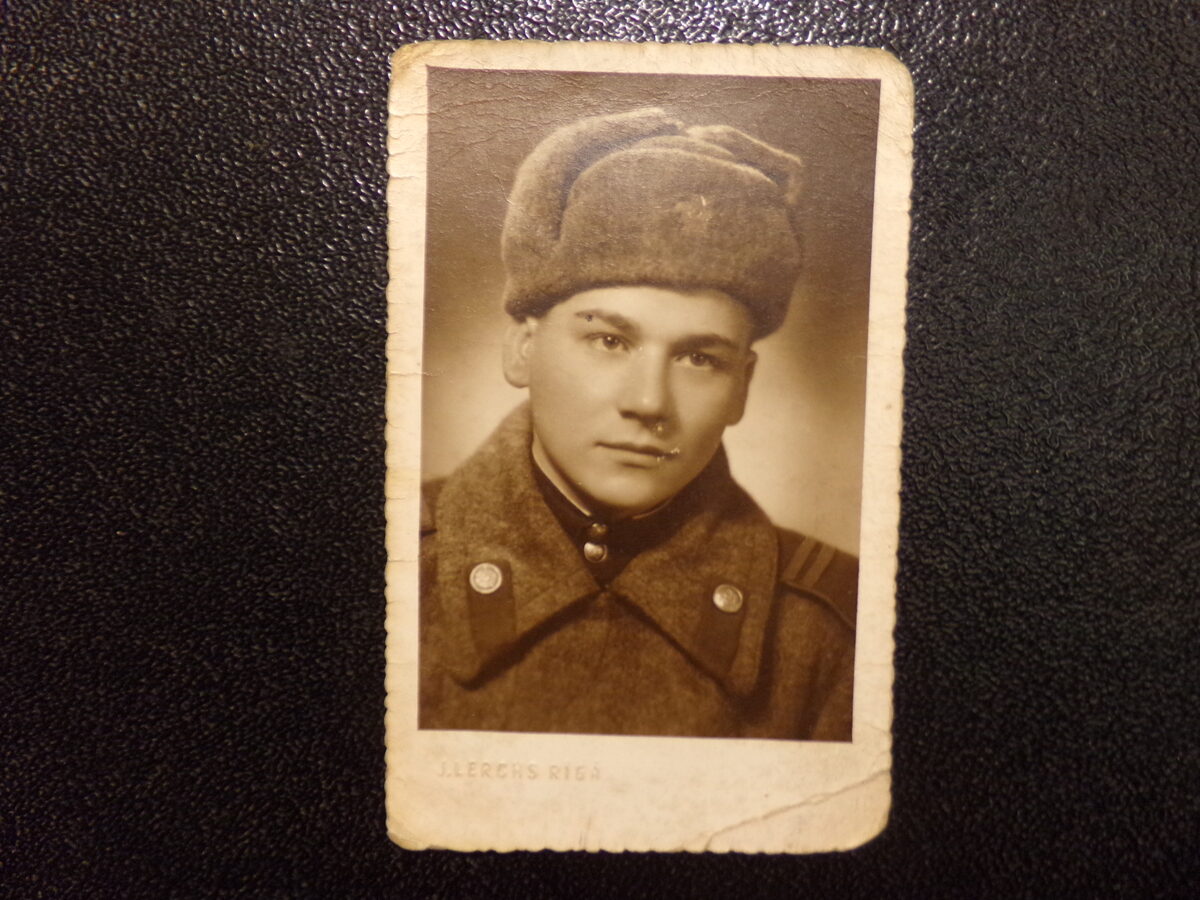 №82. Младший сержант советской армии. Портрет. Рига. 1944 год.