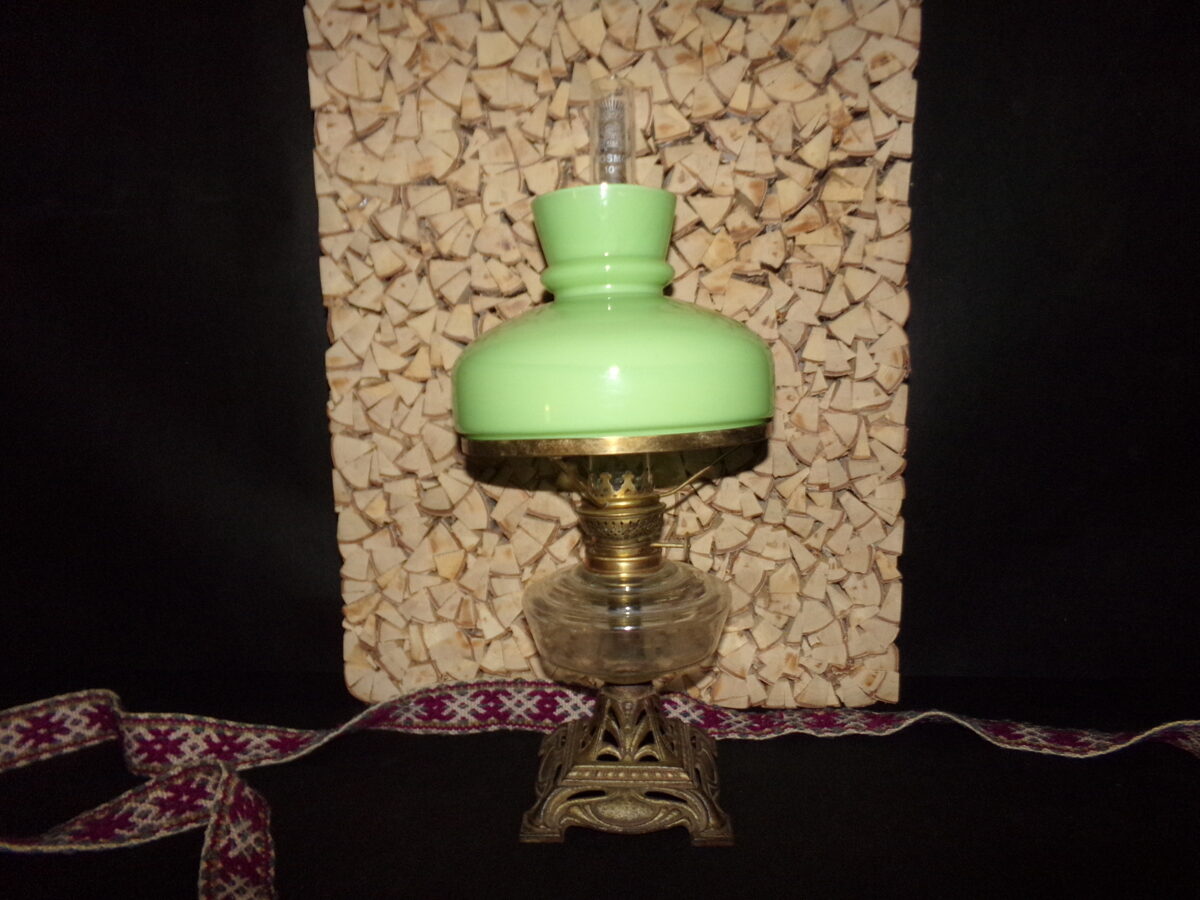 Керосиновая лампа с зеленым абажуром.