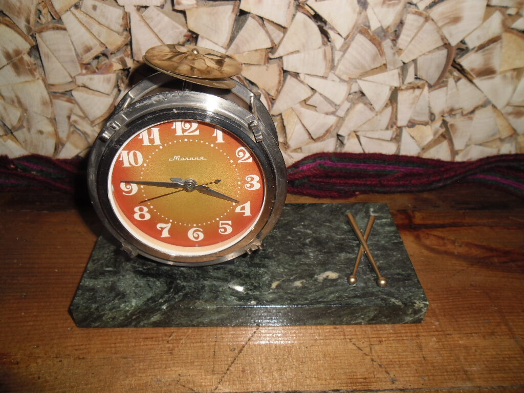 Modinātājpulkstenis. Bungu veidā uz marmora paliktņa. PSRS. 1970-tie gadi