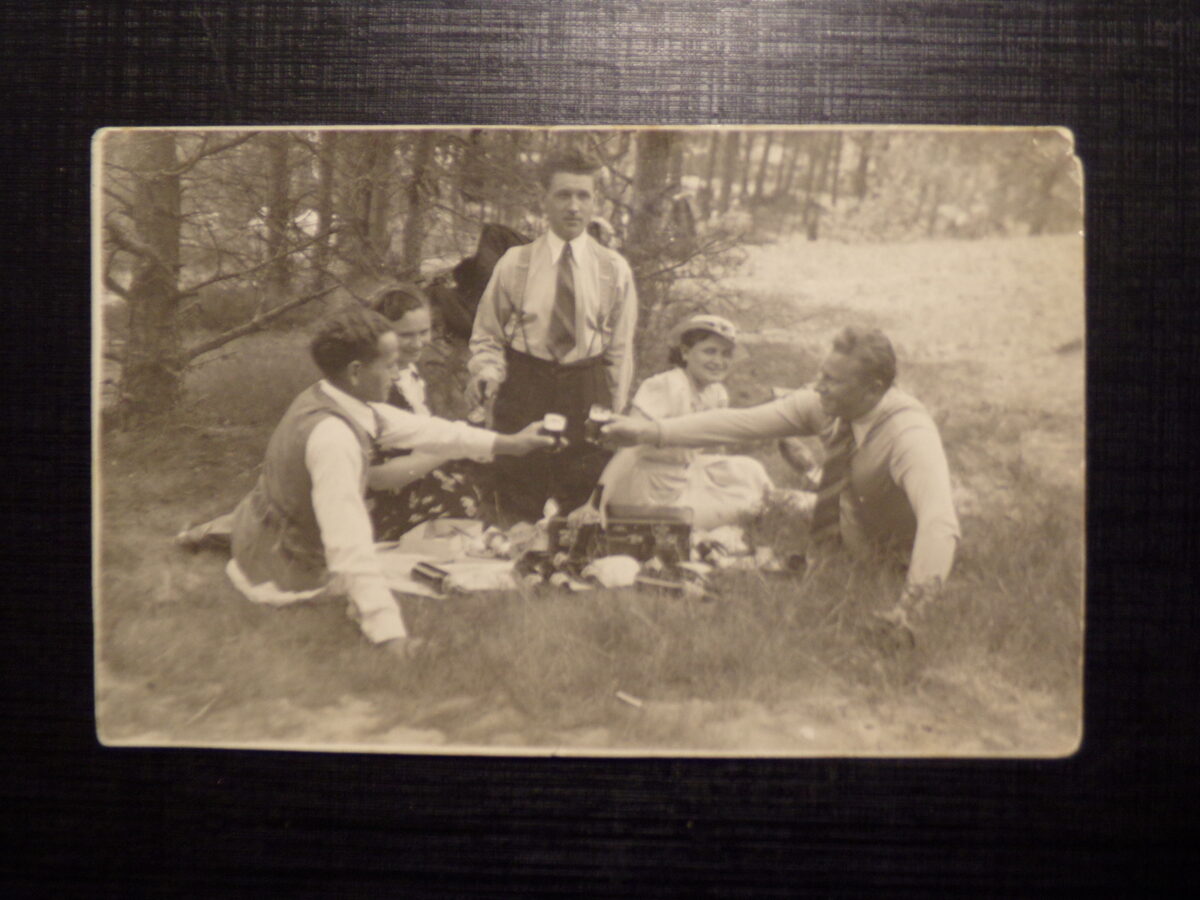 №6. Жизнь в риге. 25 июля 1937 года. Пикник на празднике труда. Дубровские. Семейный архив.