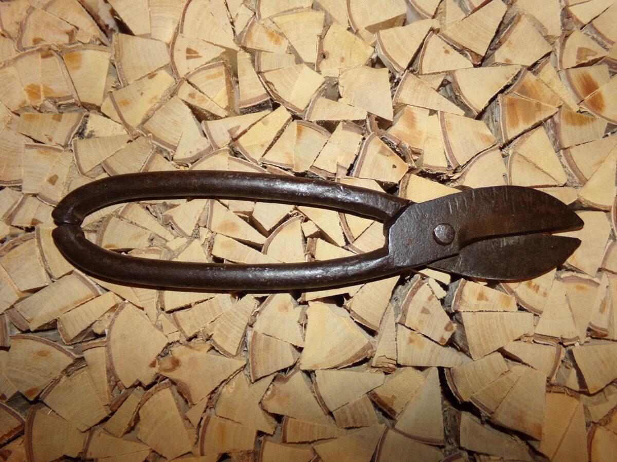 Старинные ножницы для резки металла.