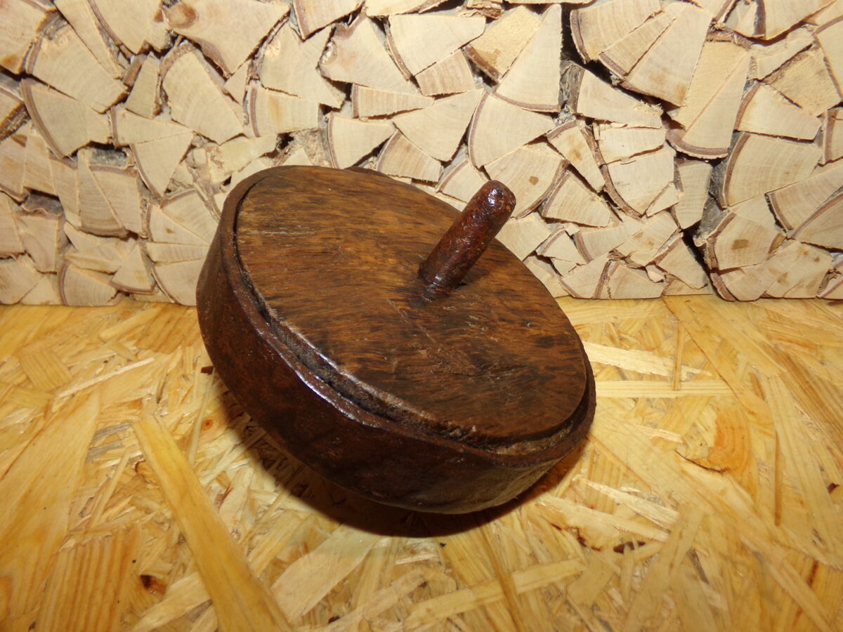 Маленькое деревянное колесо на металлической оси. Восточная Латвия. Начало 20 века.