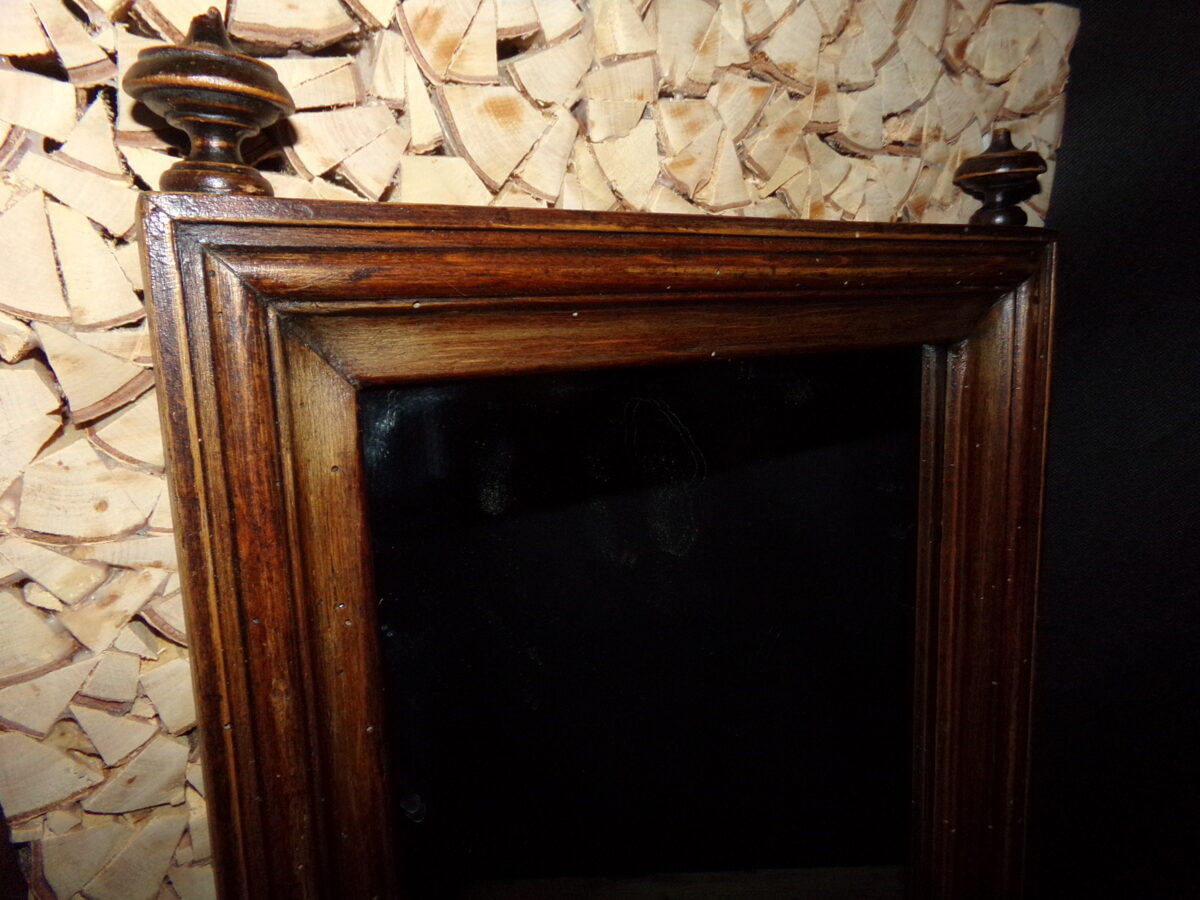 Старинное зеркало в деревянной раме.