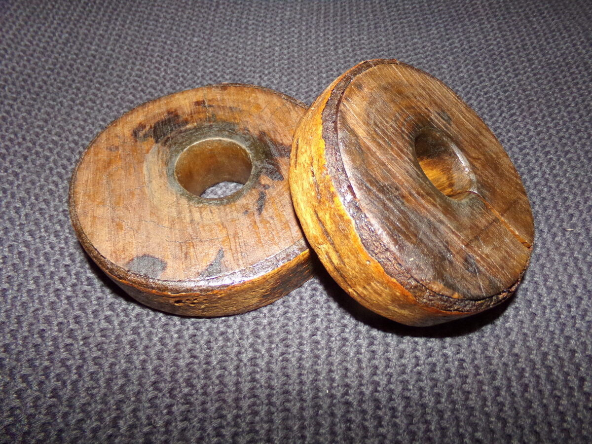 Два маленьких деревянных колеса-шайбы. Восточная Латвия. 19 век.
