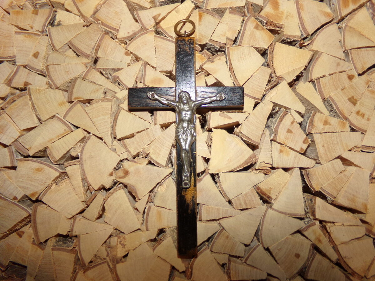 Настенное распятие. Металлическая фигурка на деревянном кресте. Начало 20 века.