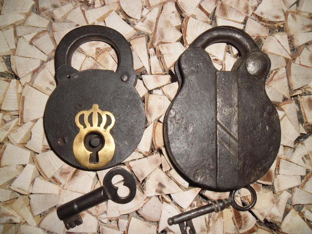 №7. Divas senlaicīgas, kaltas slēdzenes ar atslēgām.