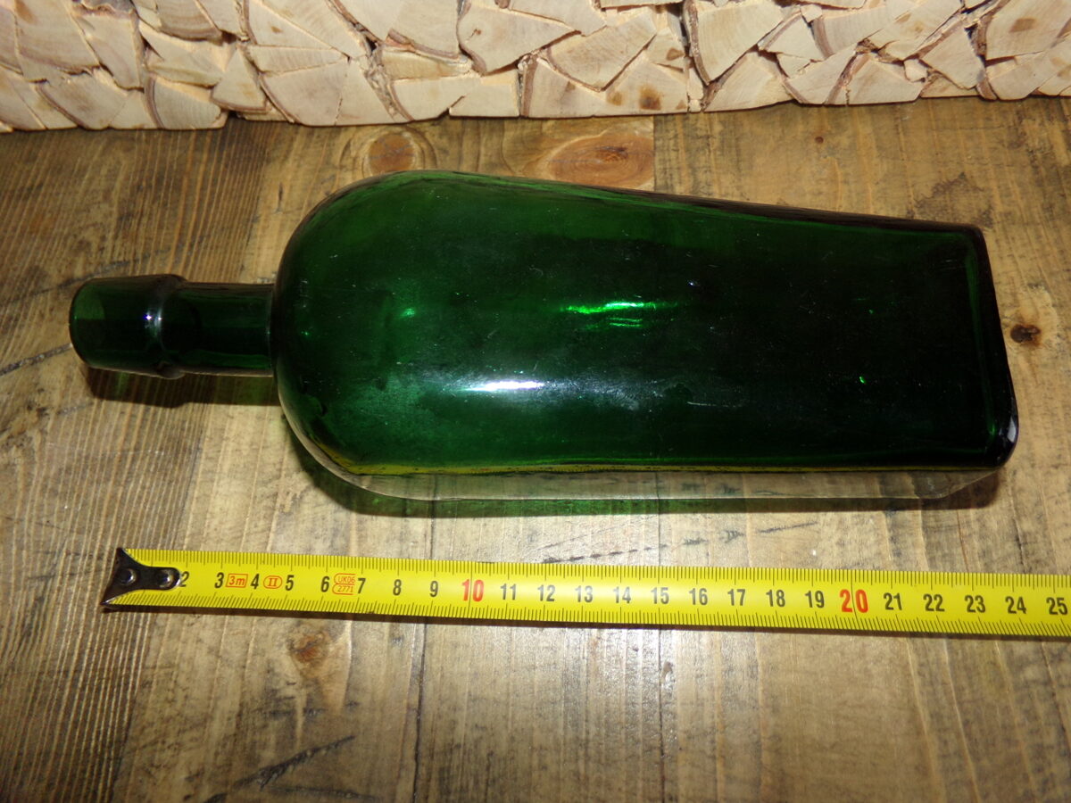 Зеленая бутылка с орлом.