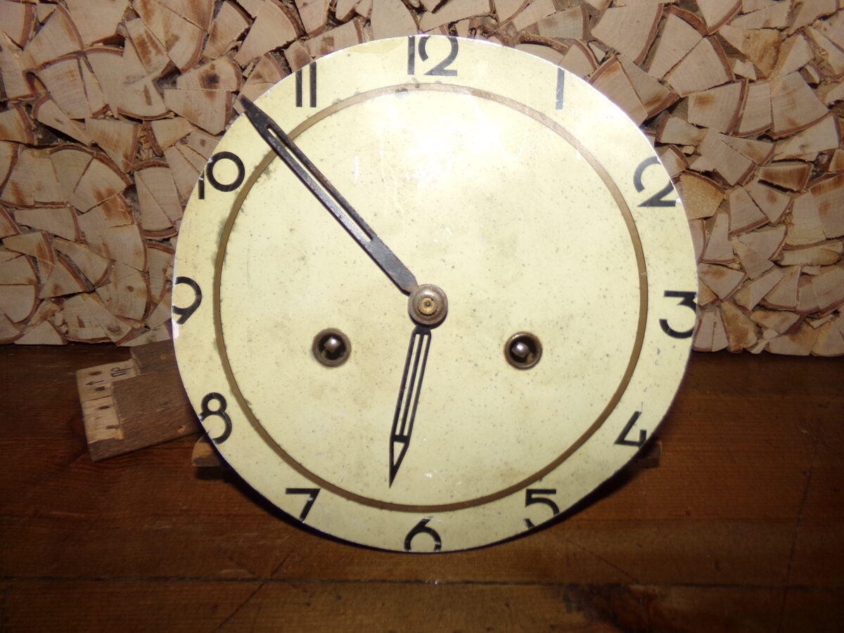 Senlaicīgs pulksteņa mehānisms ar ciparnīcu
