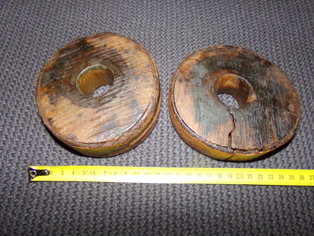 Два маленьких деревянных колеса-шайбы. Восточная Латвия. 19 век.