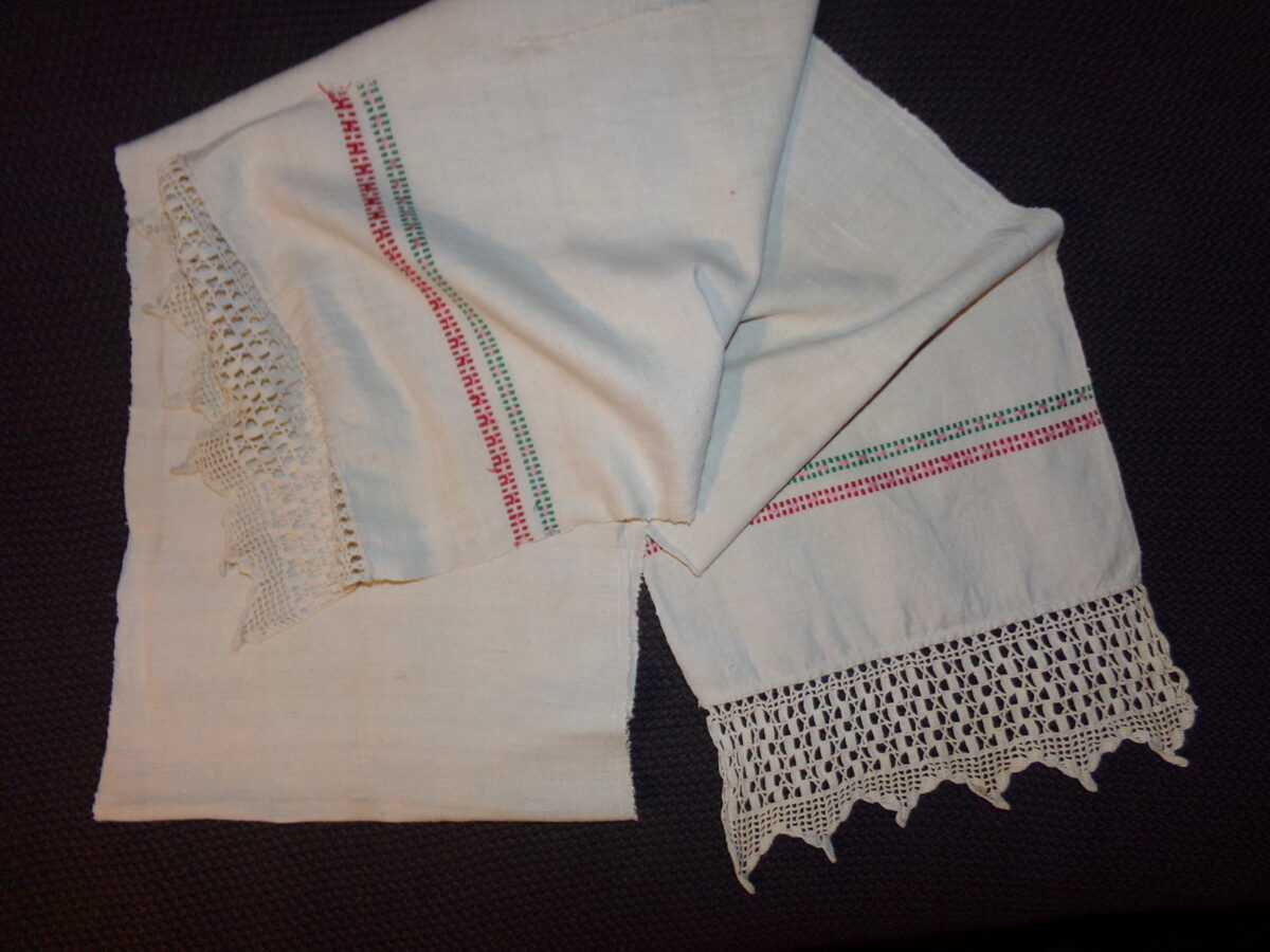 Льняное полотенце-ручник с вышитым узором. Восточная Латвия. Начало 20 века.