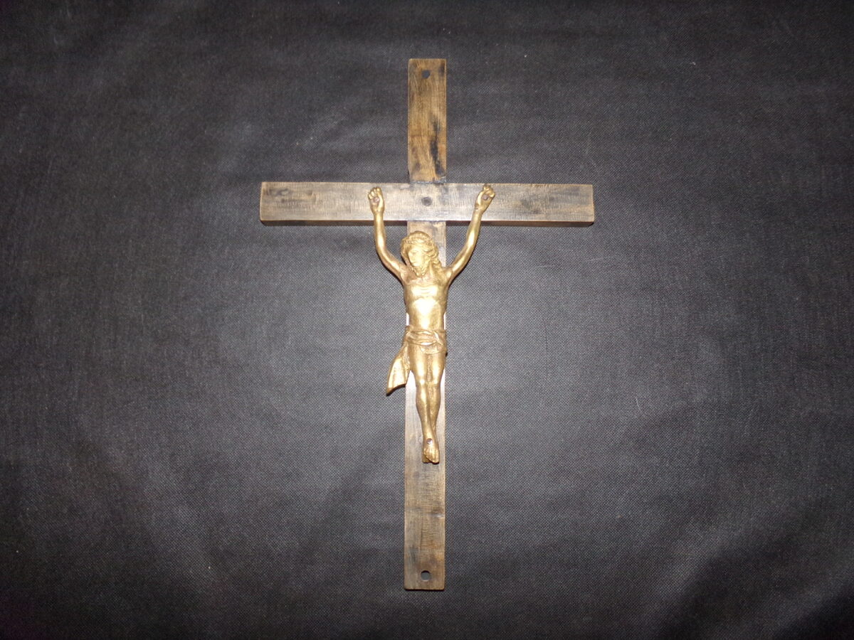 Католическое распятие. Бронзовое литье. Деревянный крест. Восточная Латвия. 19 век.
