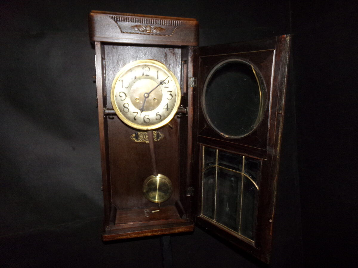 Sienas pulkstenis " Gustav Beker". 20. gs sākums.