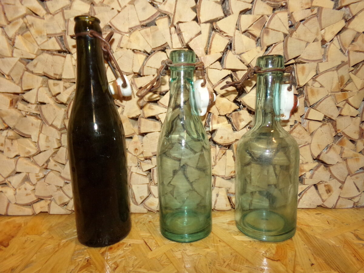 Три стеклянные бутылки с пробками. Латвия. Начало 20 века.