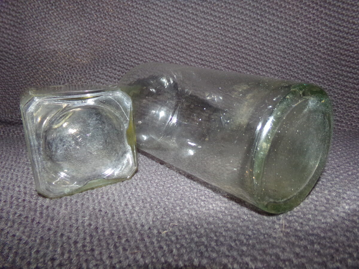 Две старинные стеклянные бутылки.