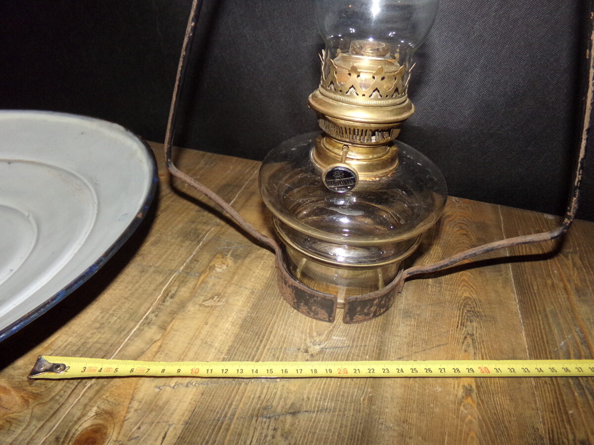Petrolejas lampa ar atstarotāju