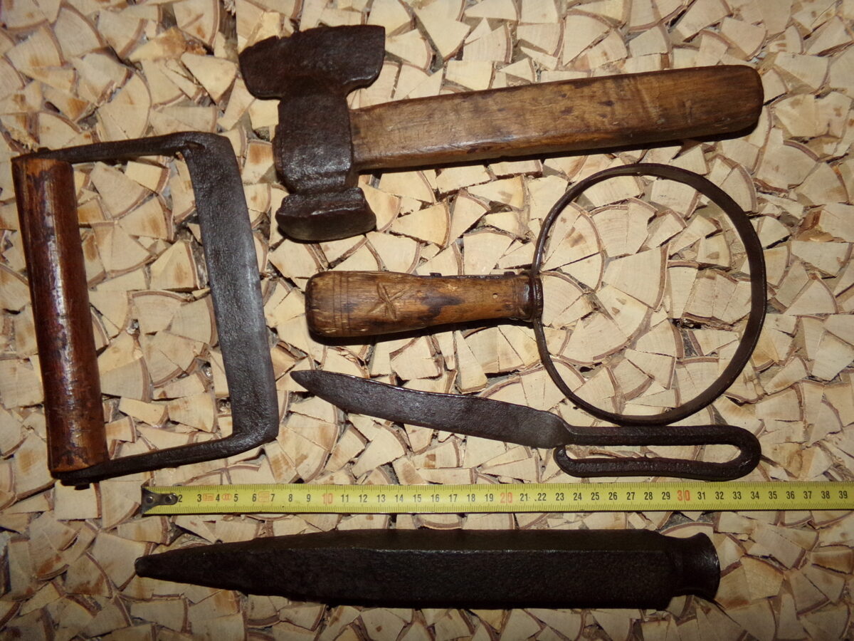 Пять старинных инструментов.