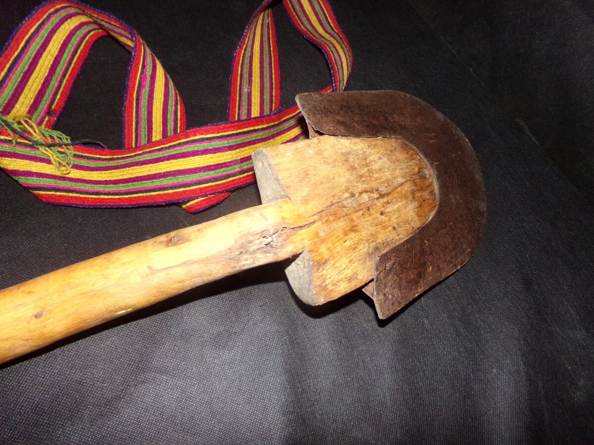 Старинная деревянная лопата с наконечностью из жести.
