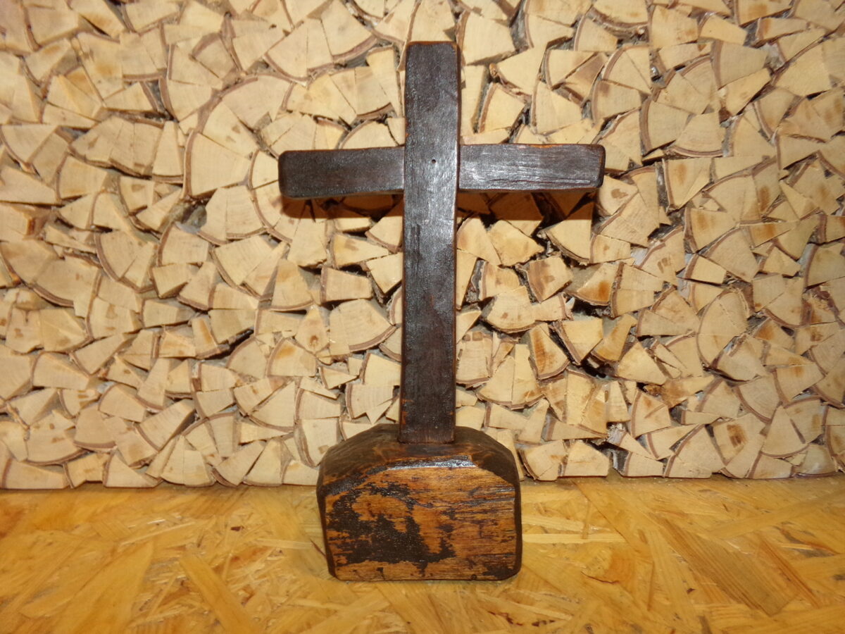 Деревянный настольный крест без фигурки. Восточная Латвия. 19 век.