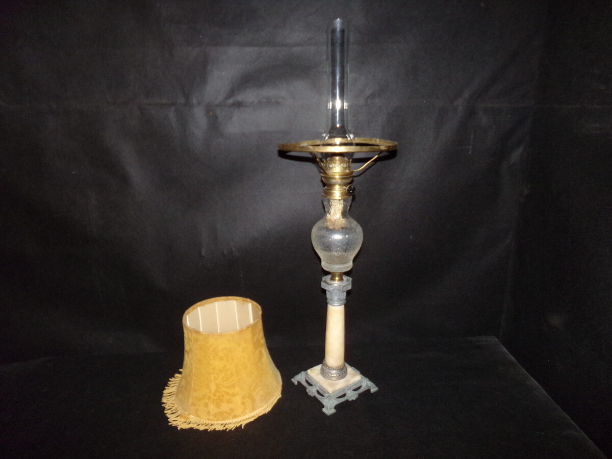 Petrolejas lampa ar abažūru.