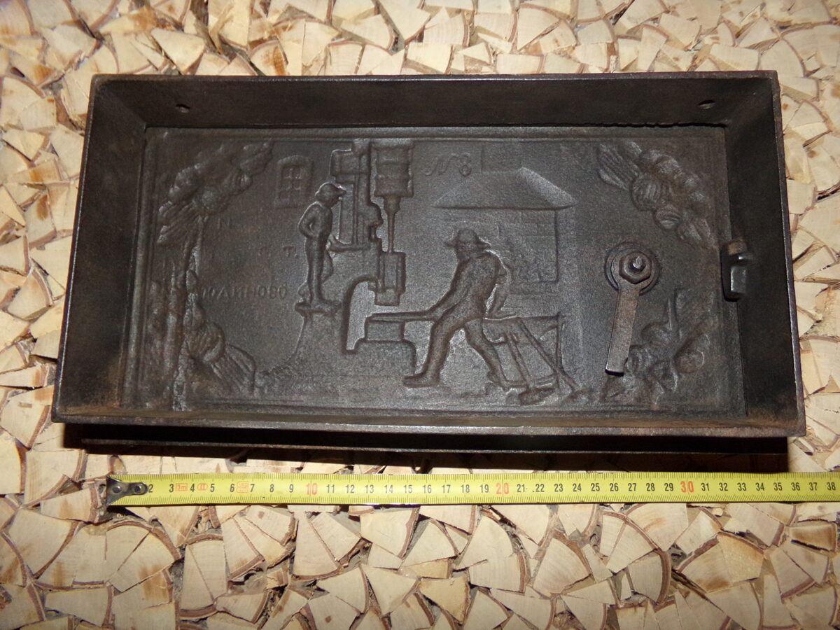 №2. Печная дверца с изображением парового молота.