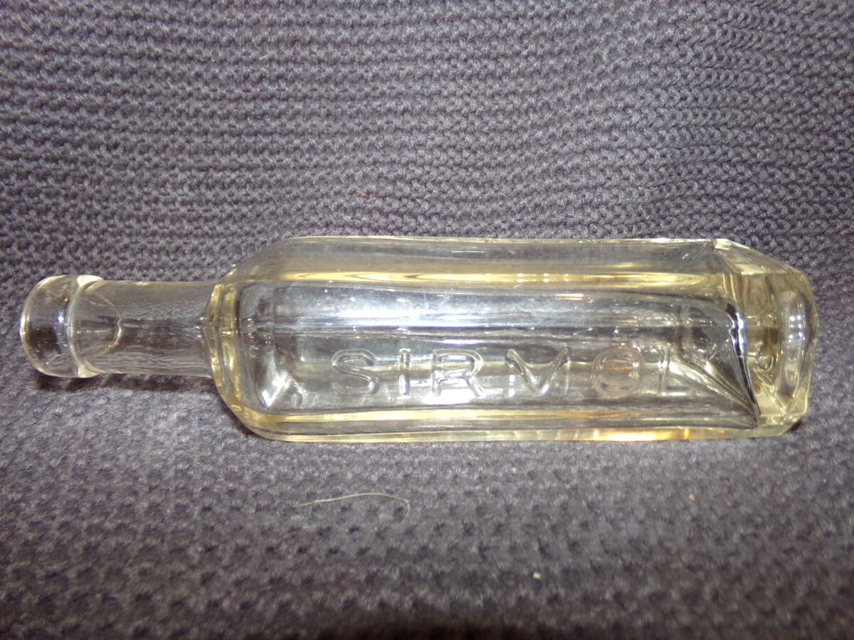 Стеклянная бутылка с надписью на латышском языке  П. Путниньш  "Сирмол" 