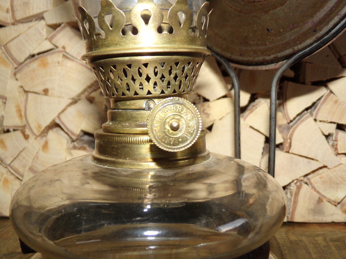 Керосиновая лампа с настенным подвесом и настольной чашей. Начало 20 века.