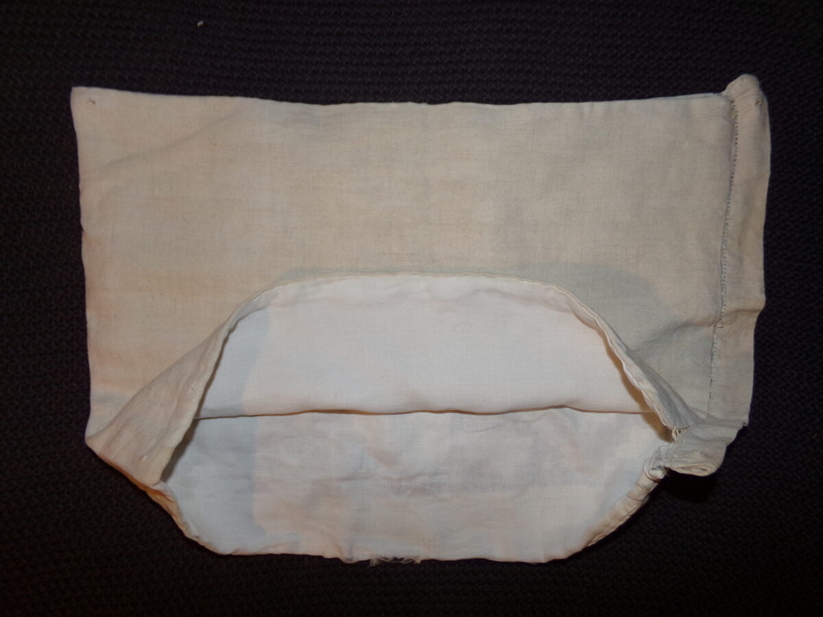 Настенная салфетка-мешок с накладным кружевным узором. Восточная Латвия. Начало 20 века.