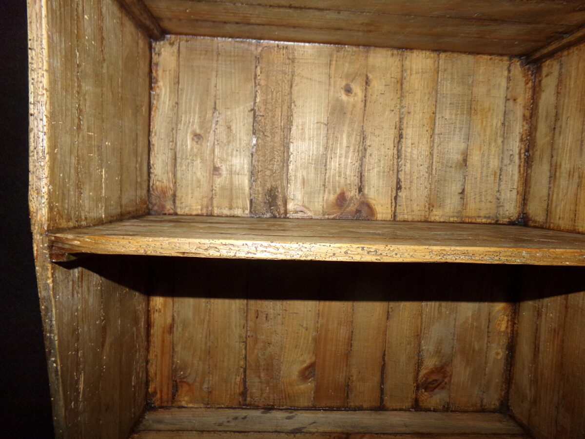 Настенный шкаф-полка с орнаментом.