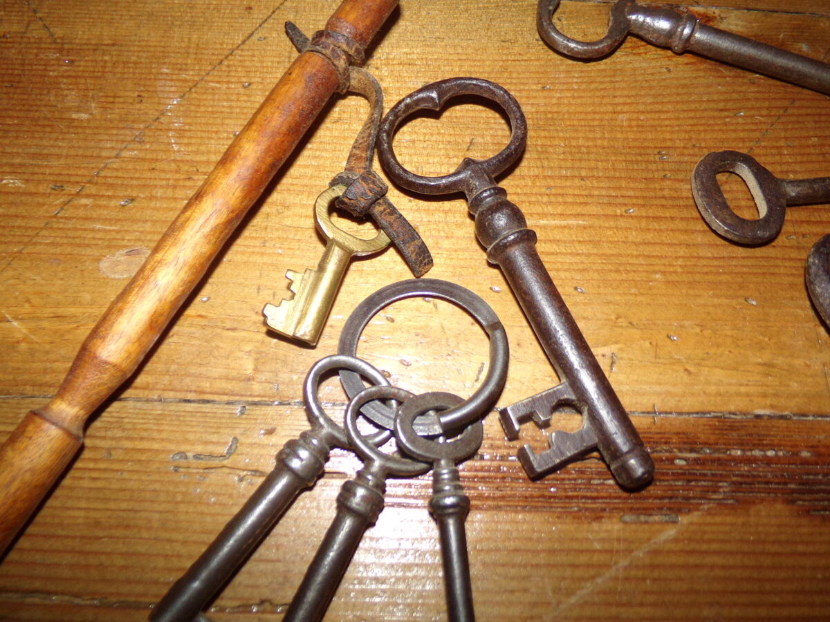 №13. Старинные ключи для замков.