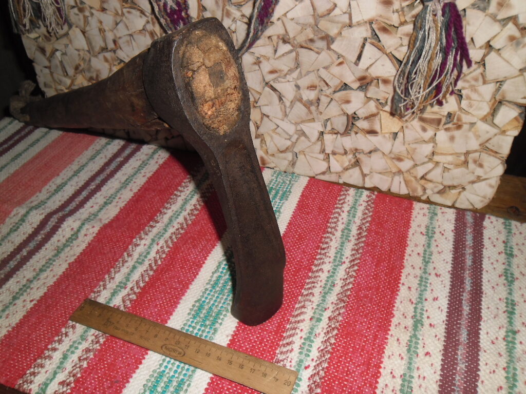 Инструмент для долбления древесины.