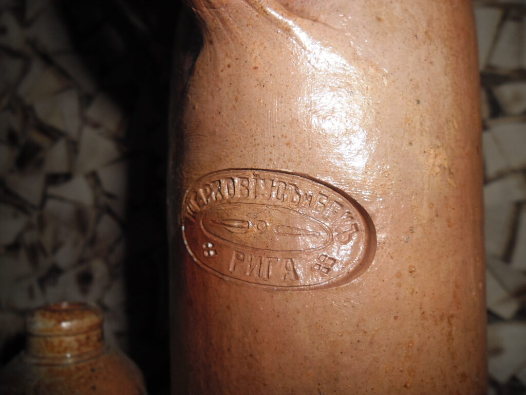 Глиняные бутылки из под рижского бальзама. Начало 20 века.
