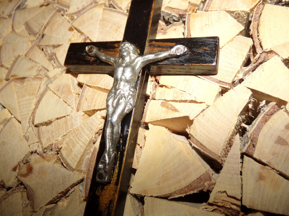 Настенное распятие. Металлическая фигурка на деревянном кресте. Начало 20 века.