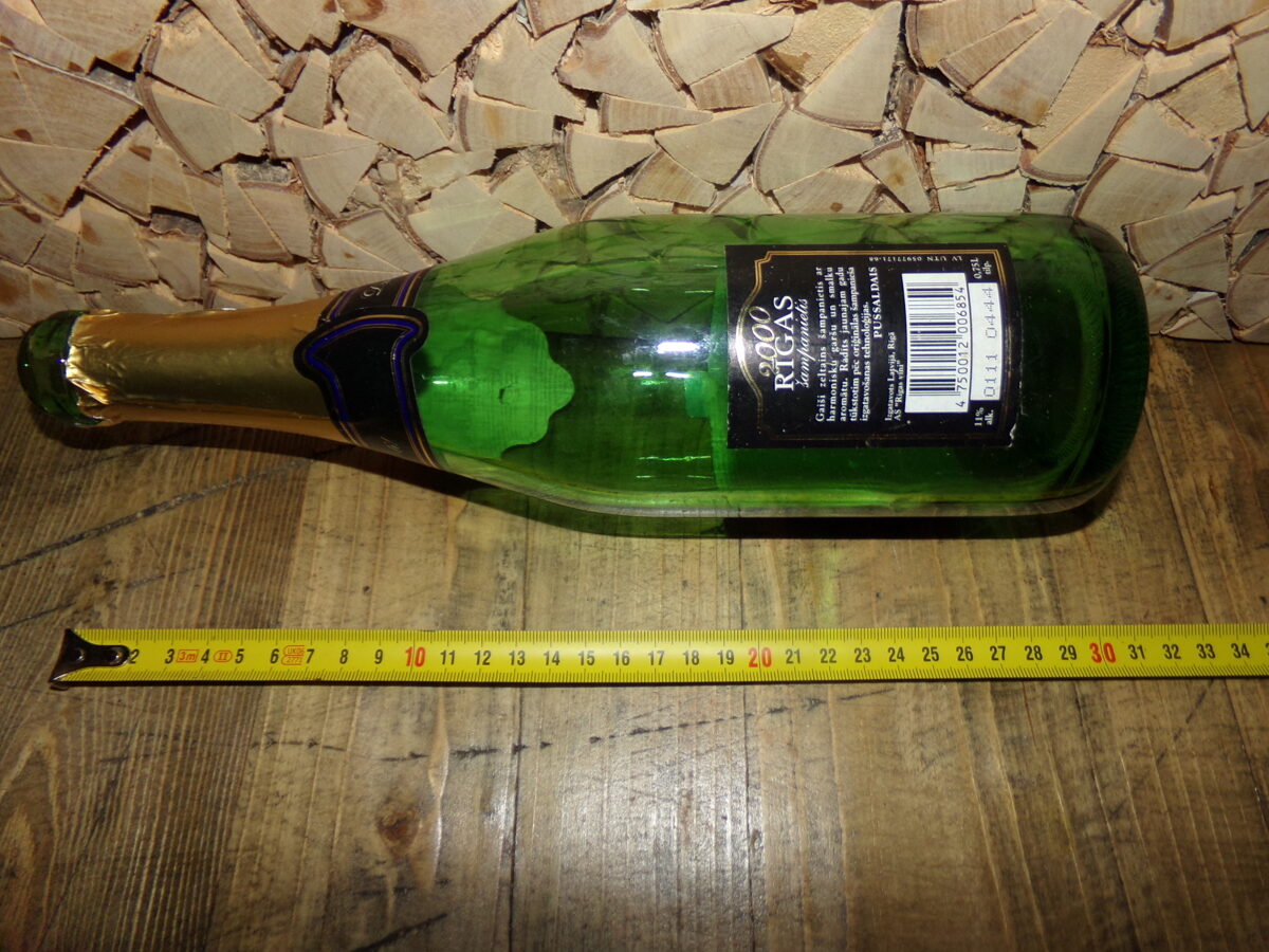 Бутылка из под рижского шампанского. Выпущена к 2000 году.