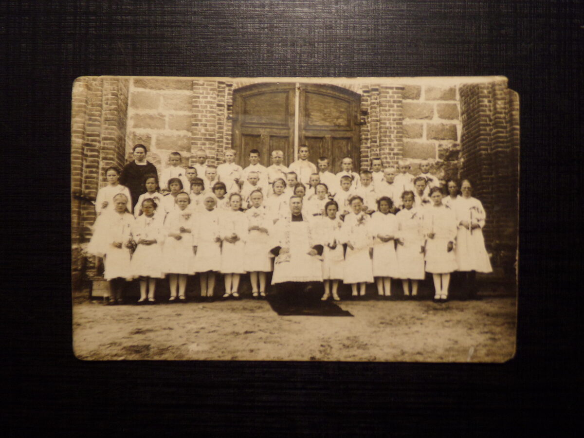 №302. Католический священник с группой детей. Восточная Латвия. 1920-30 года.
